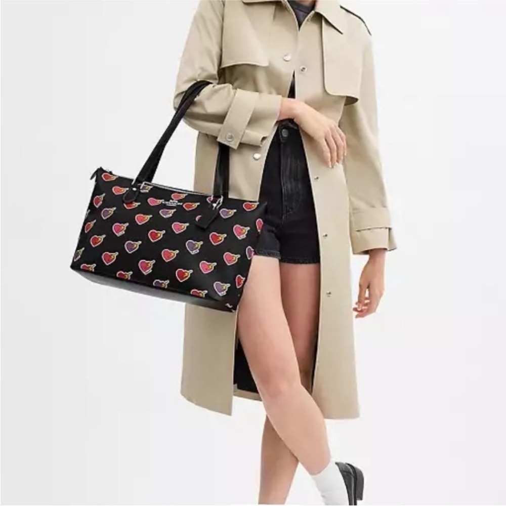 Coach Gallery Tote shoulder Bag With Heart Bolt Print - Picture 11 of 12